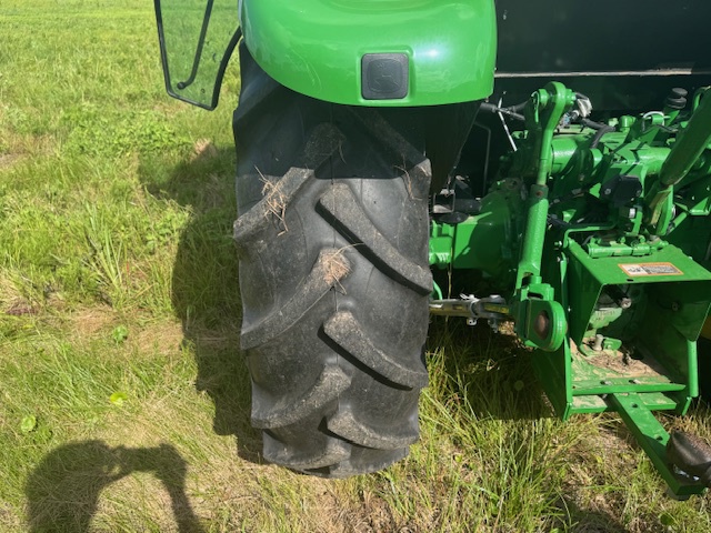 2022 John Deere 5075E Image 32