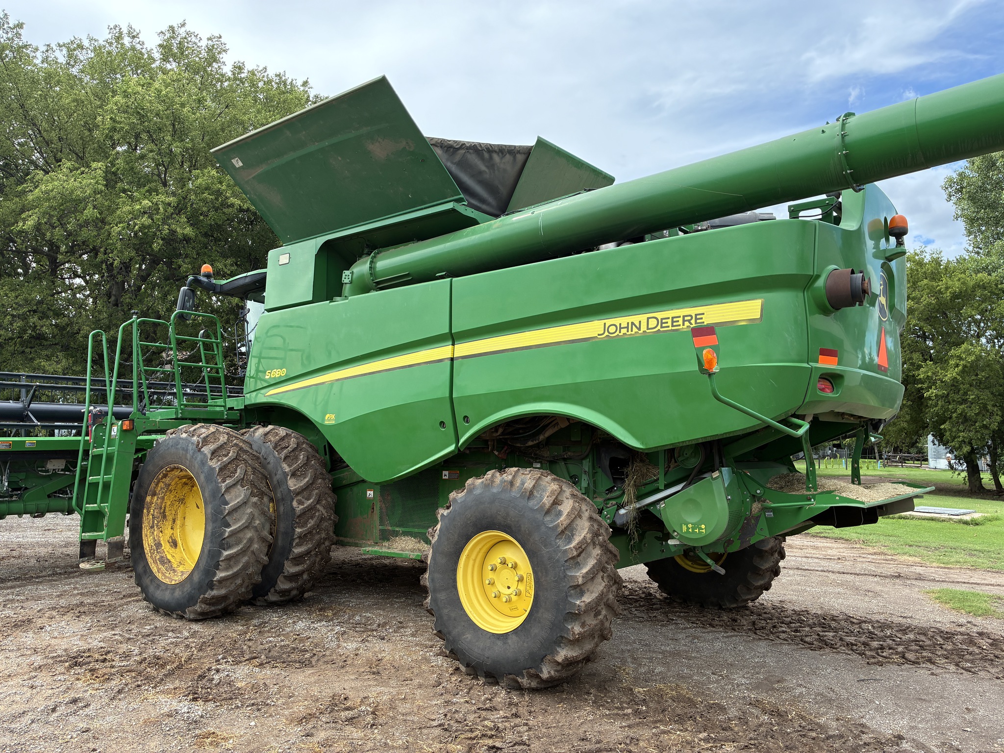 2012 John Deere S680 Image 3