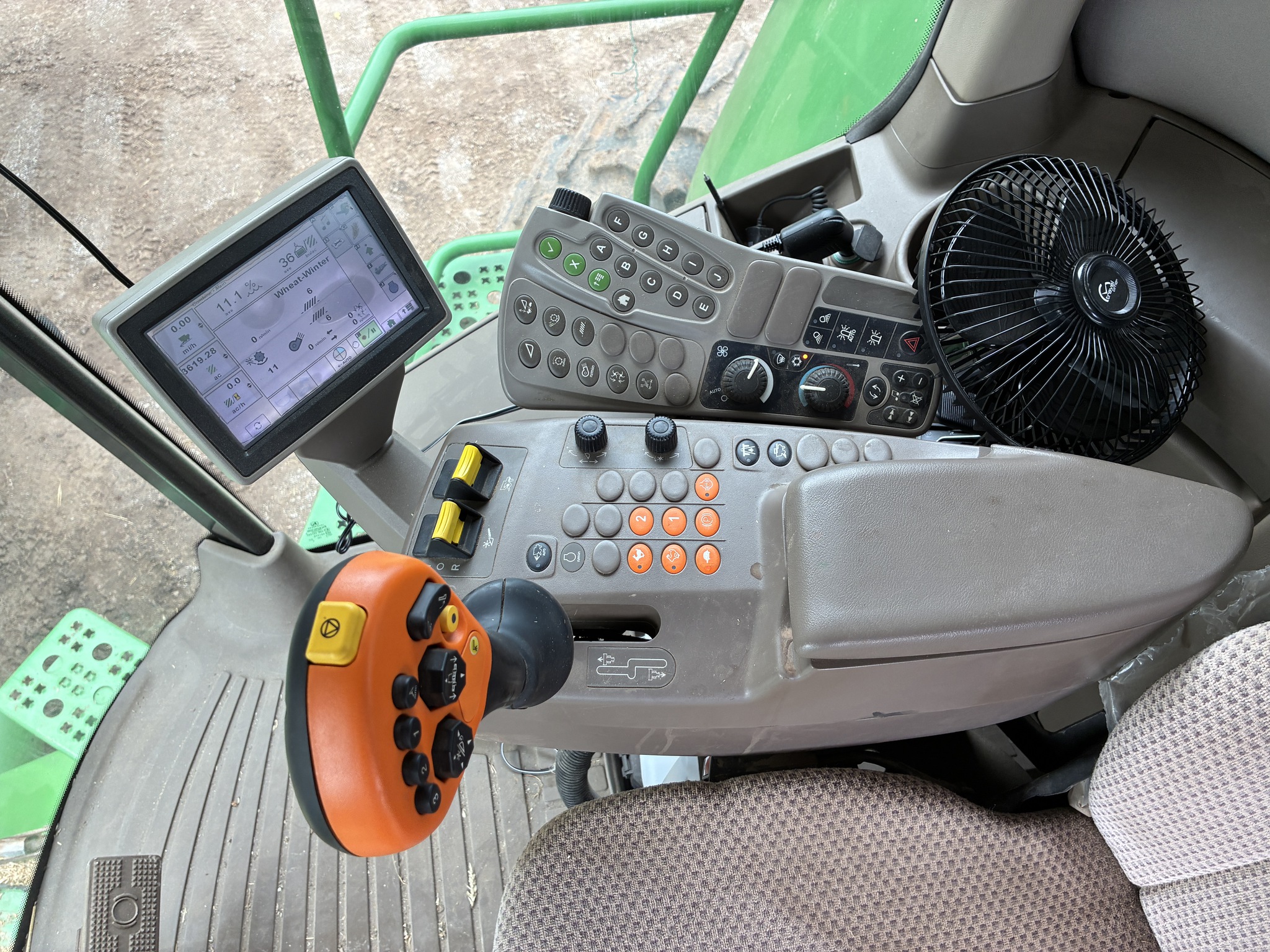 2012 John Deere S680 Image 38