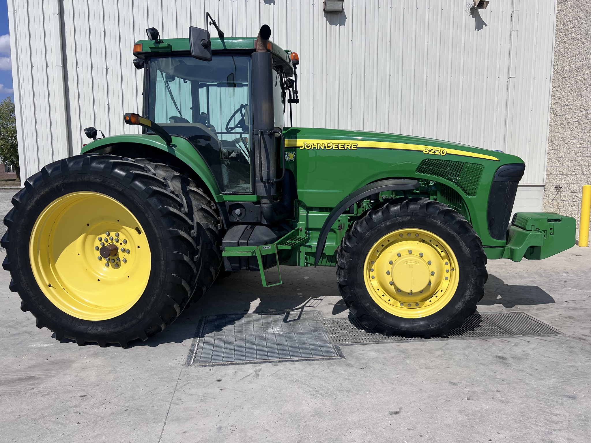 2004 John Deere 8220 Image 2