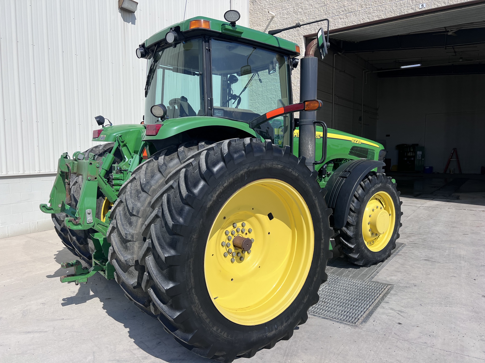 2004 John Deere 8220 Image 3
