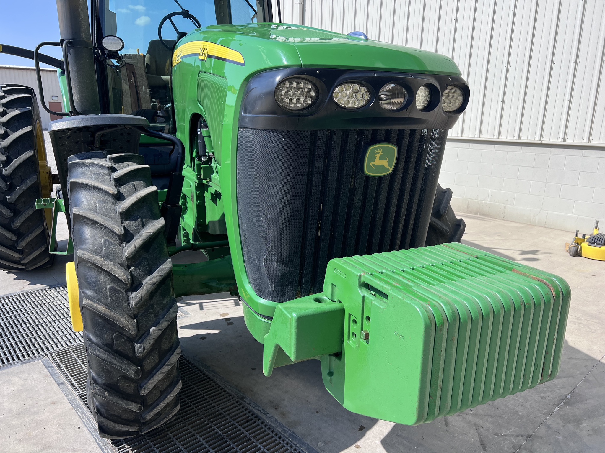 2004 John Deere 8220 Image 10