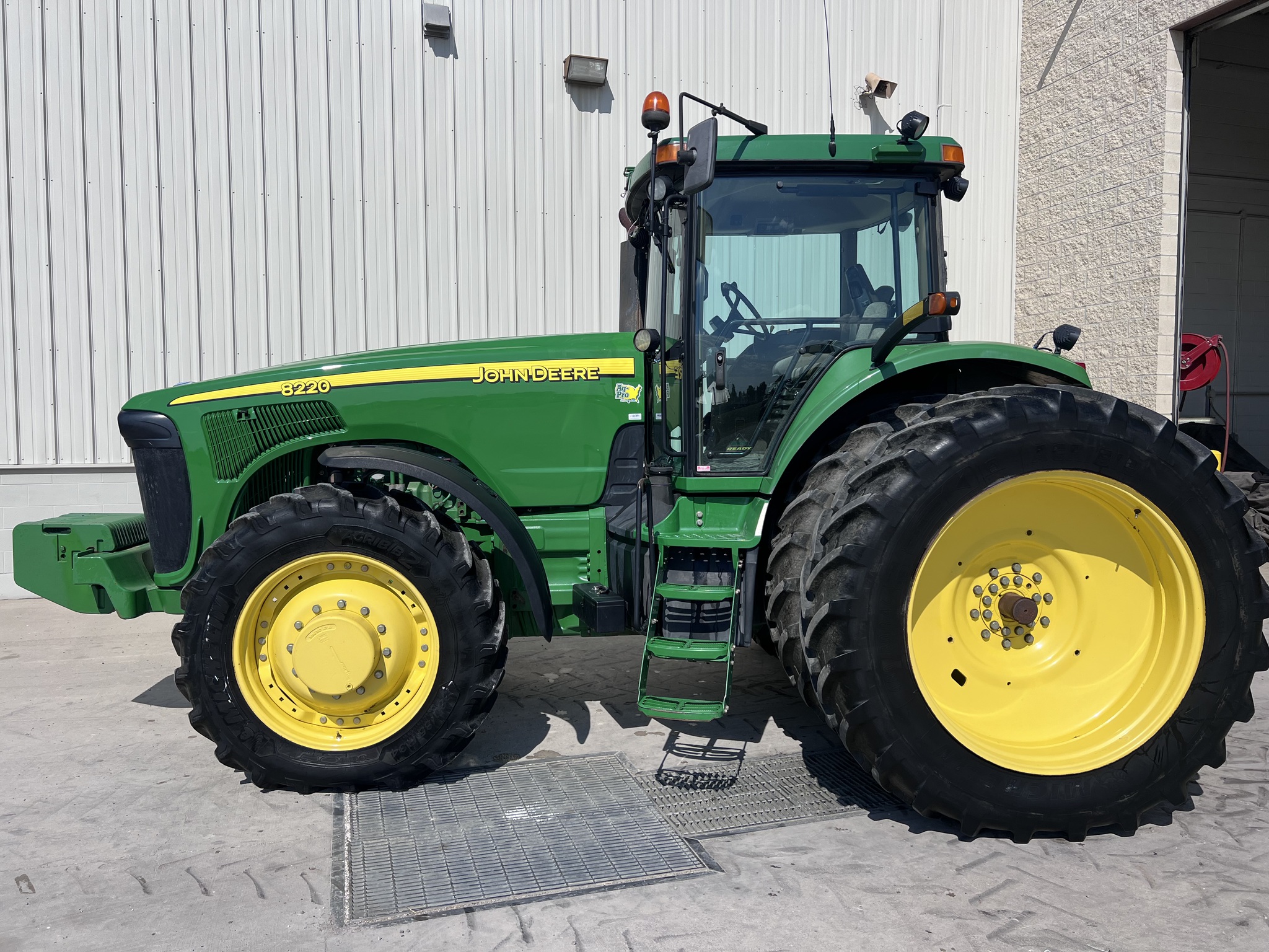 2004 John Deere 8220 Image 12