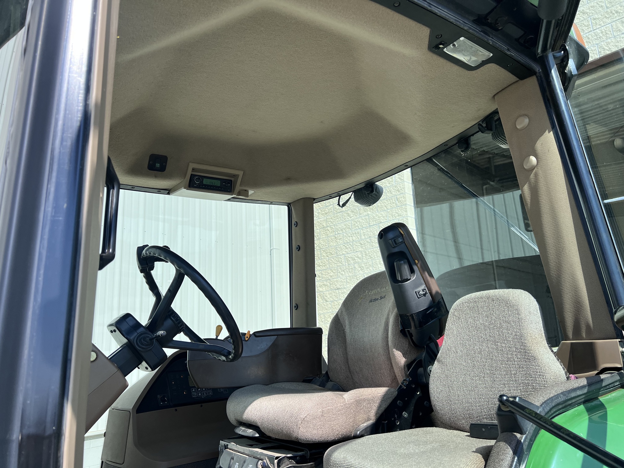 2004 John Deere 8220 Image 17