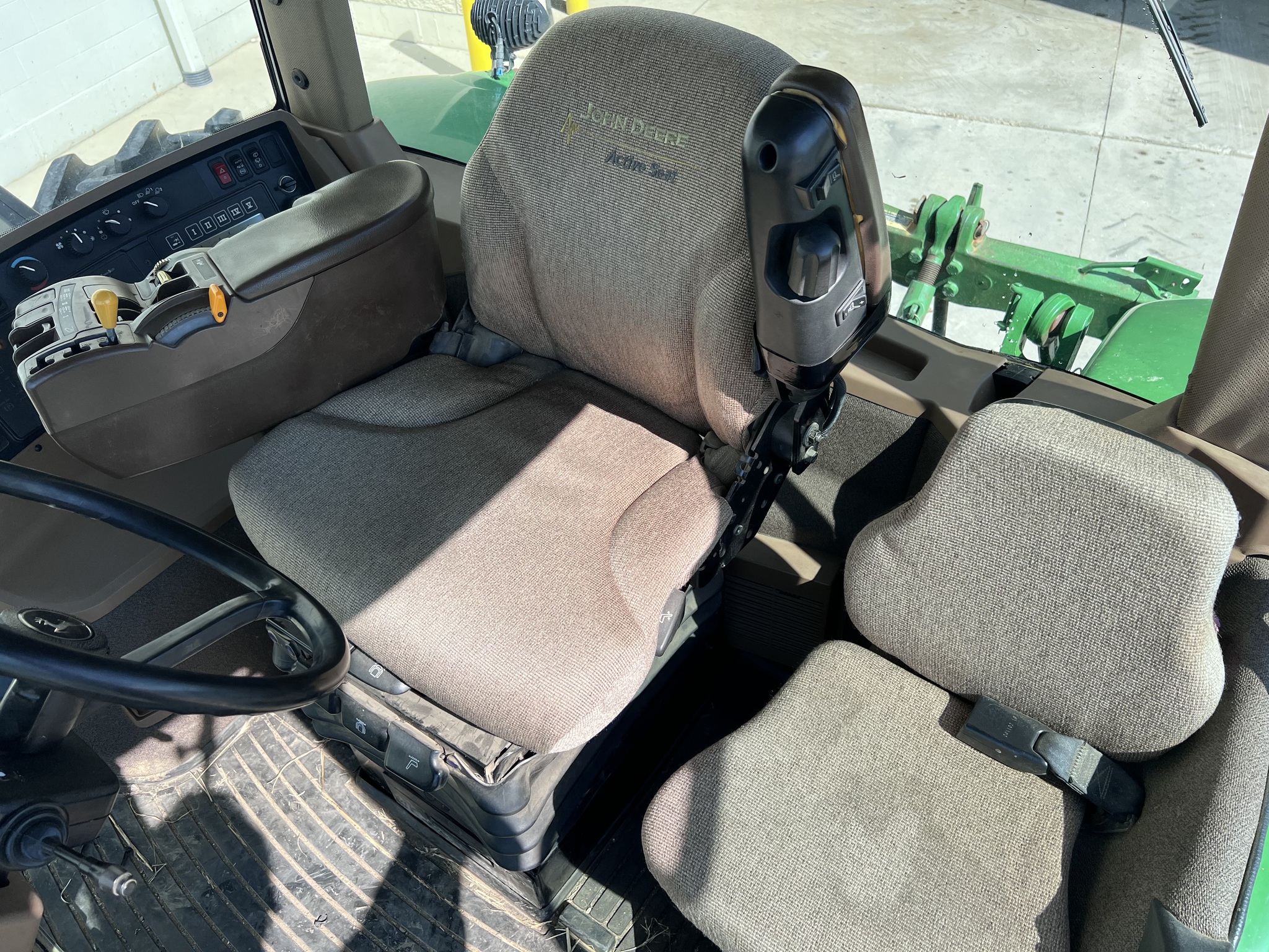 2004 John Deere 8220 Image 18