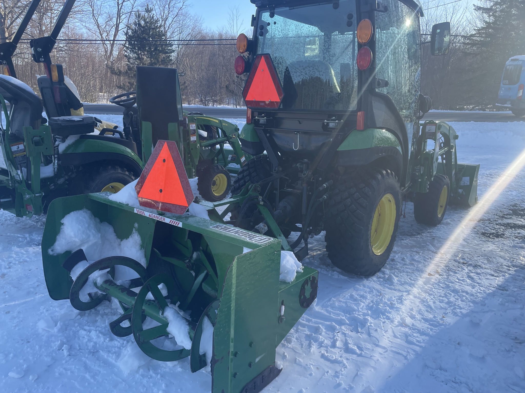 2020 John Deere 2025R Image 3