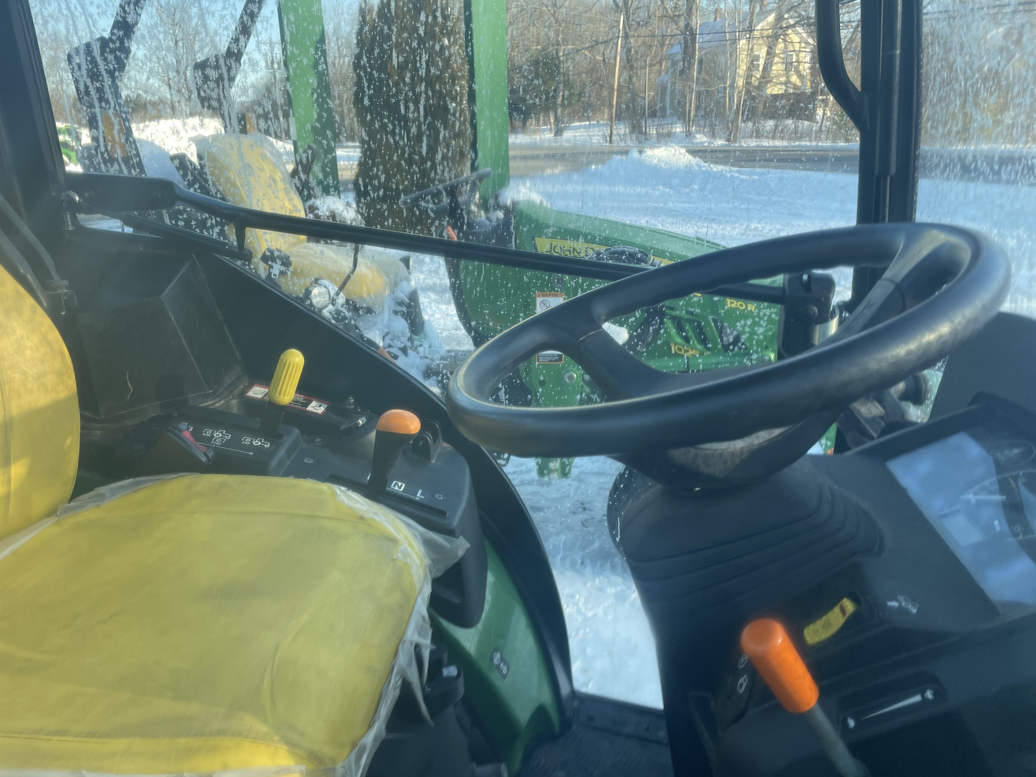 2020 John Deere 2025R Image 8