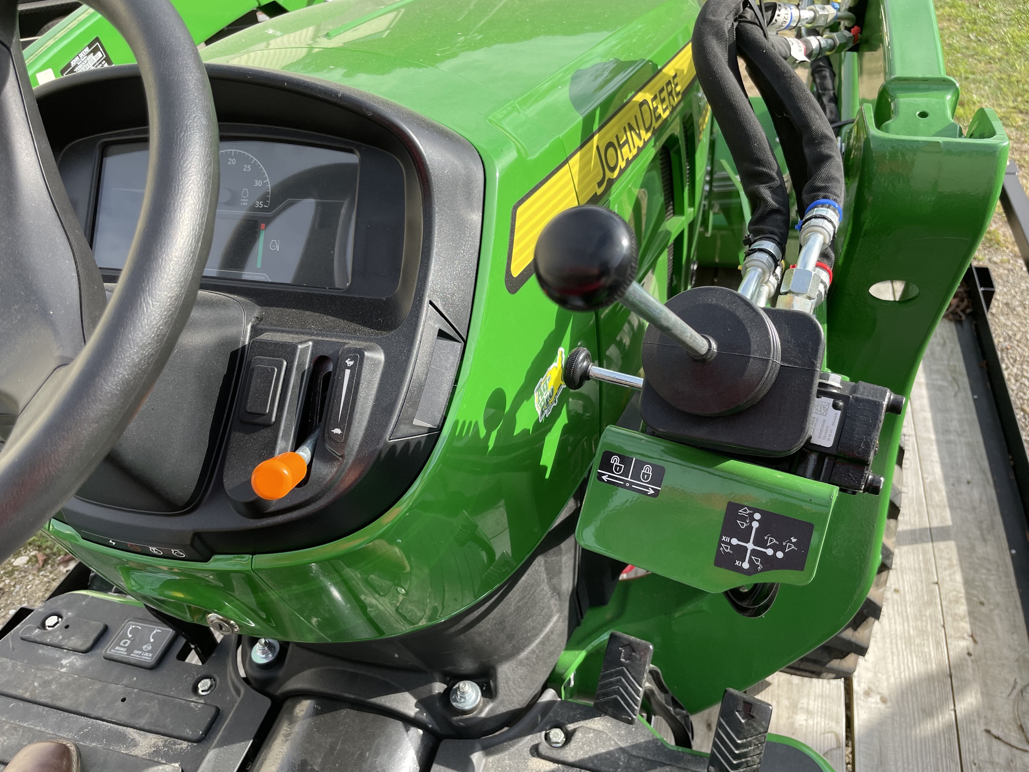 2025 John Deere 3025E Image 17