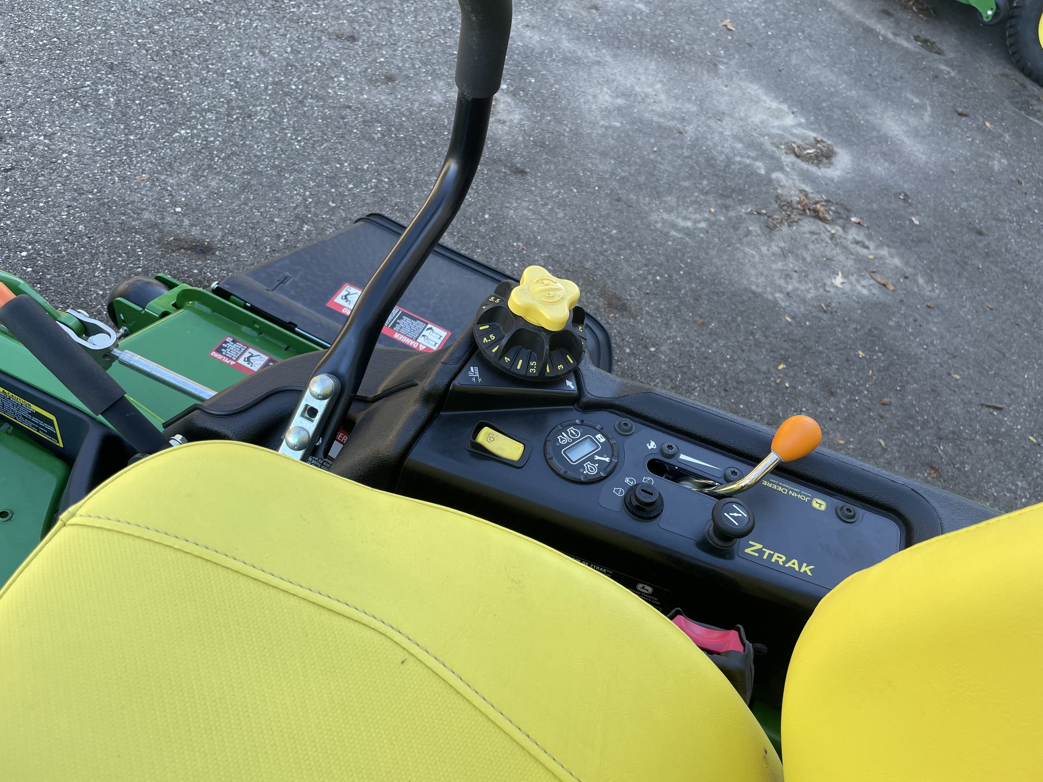2025 John Deere Z930M Image 6