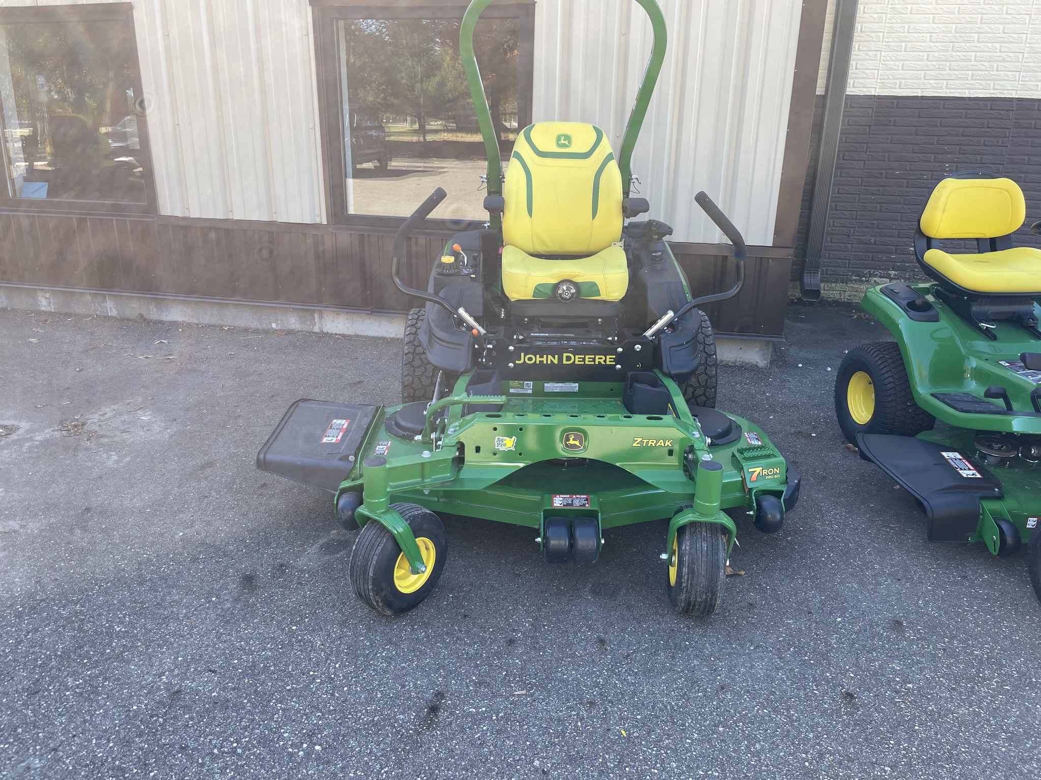 2025 John Deere Z930M Image 5