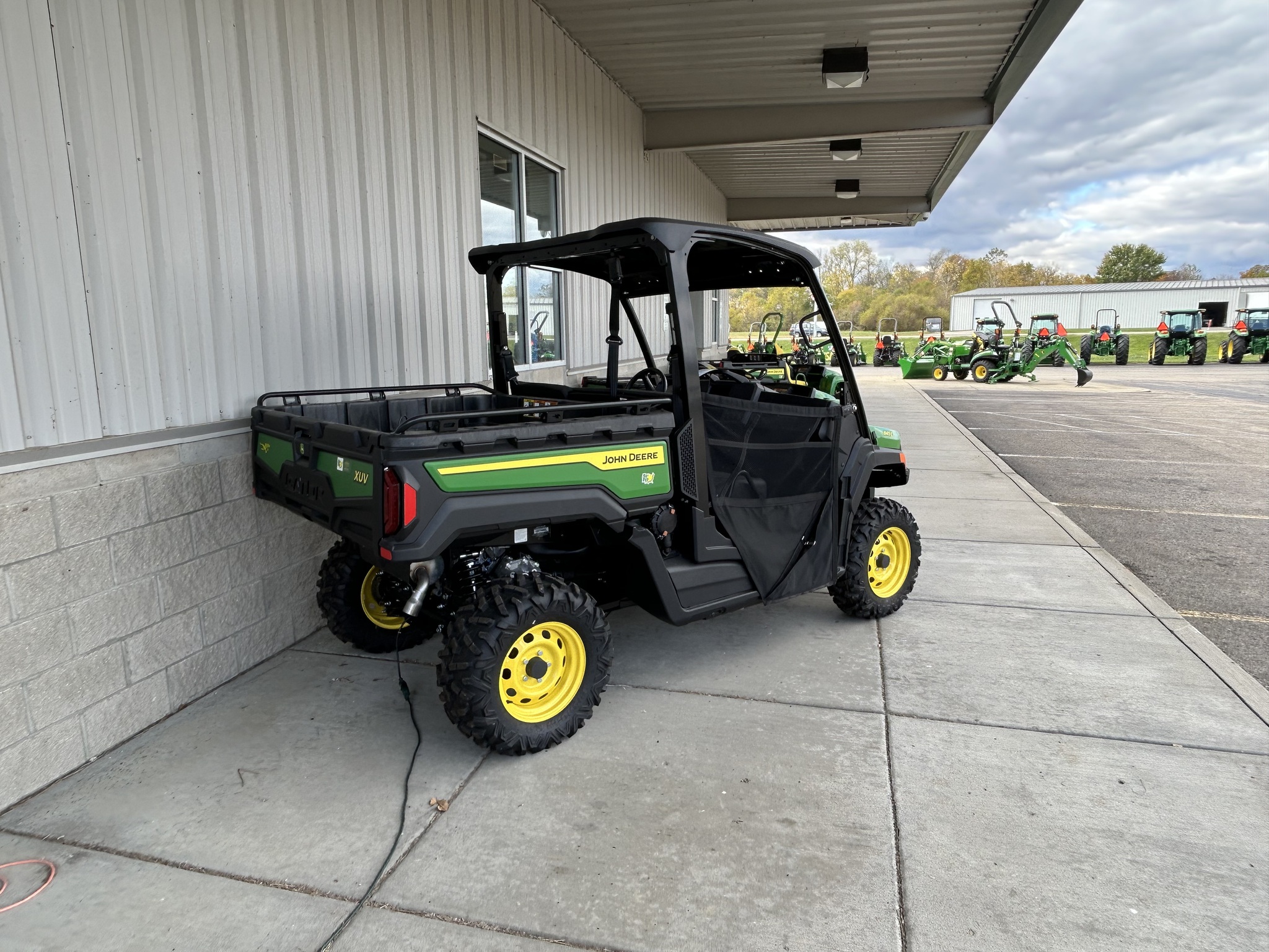 2025 John Deere 845E Image 4