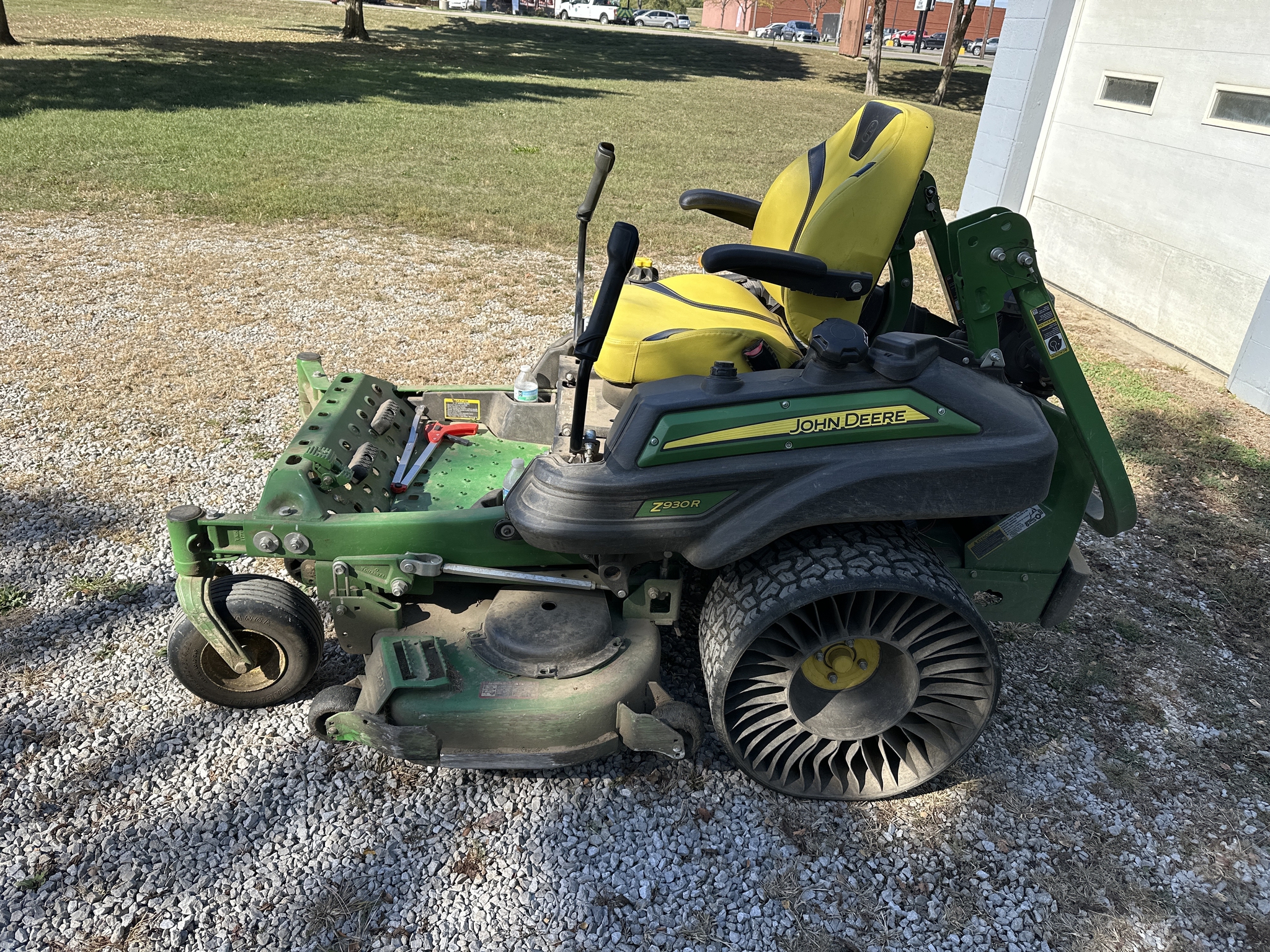 2022 John Deere Z930R Image 2