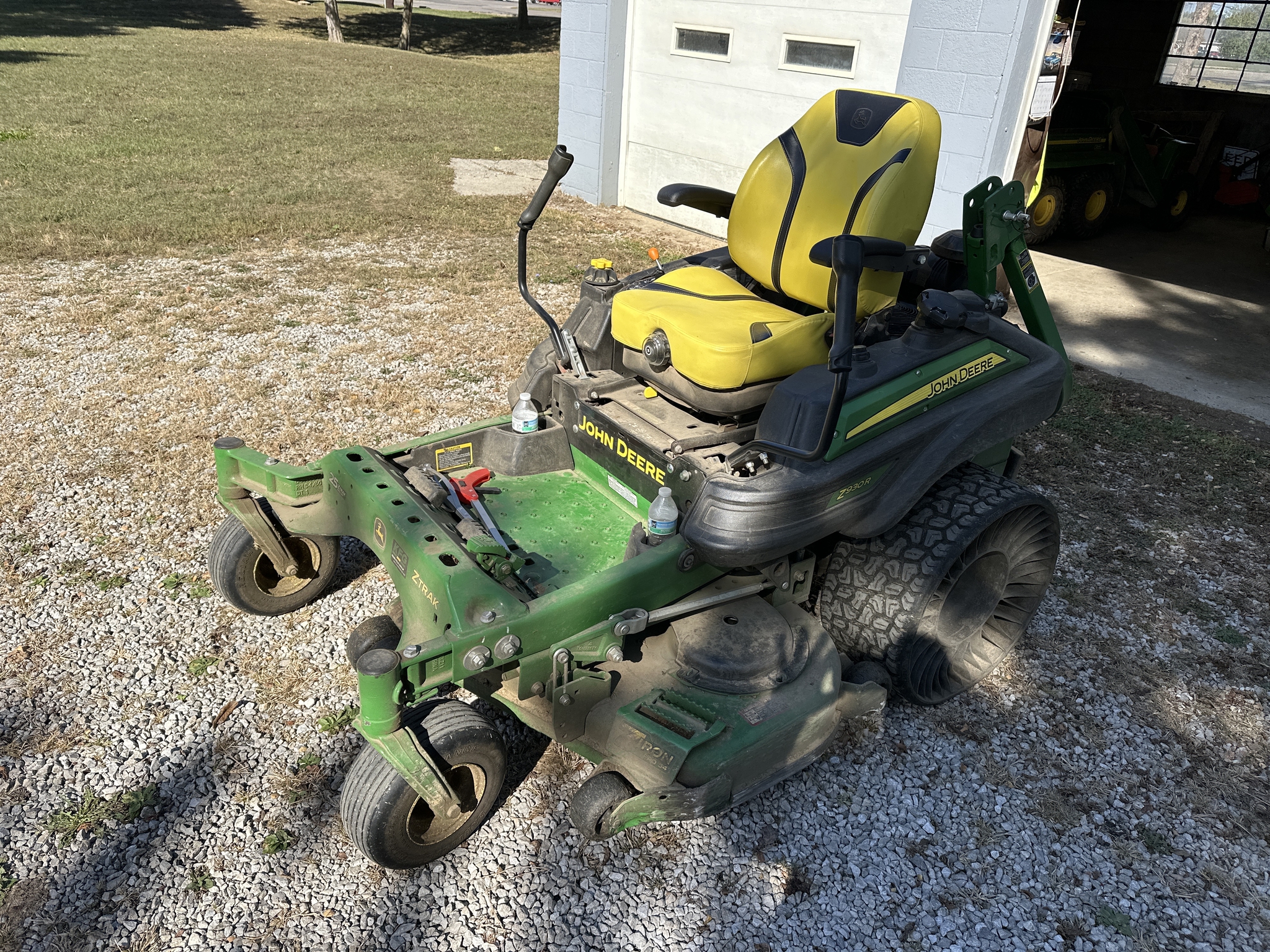 2022 John Deere Z930R Image 1