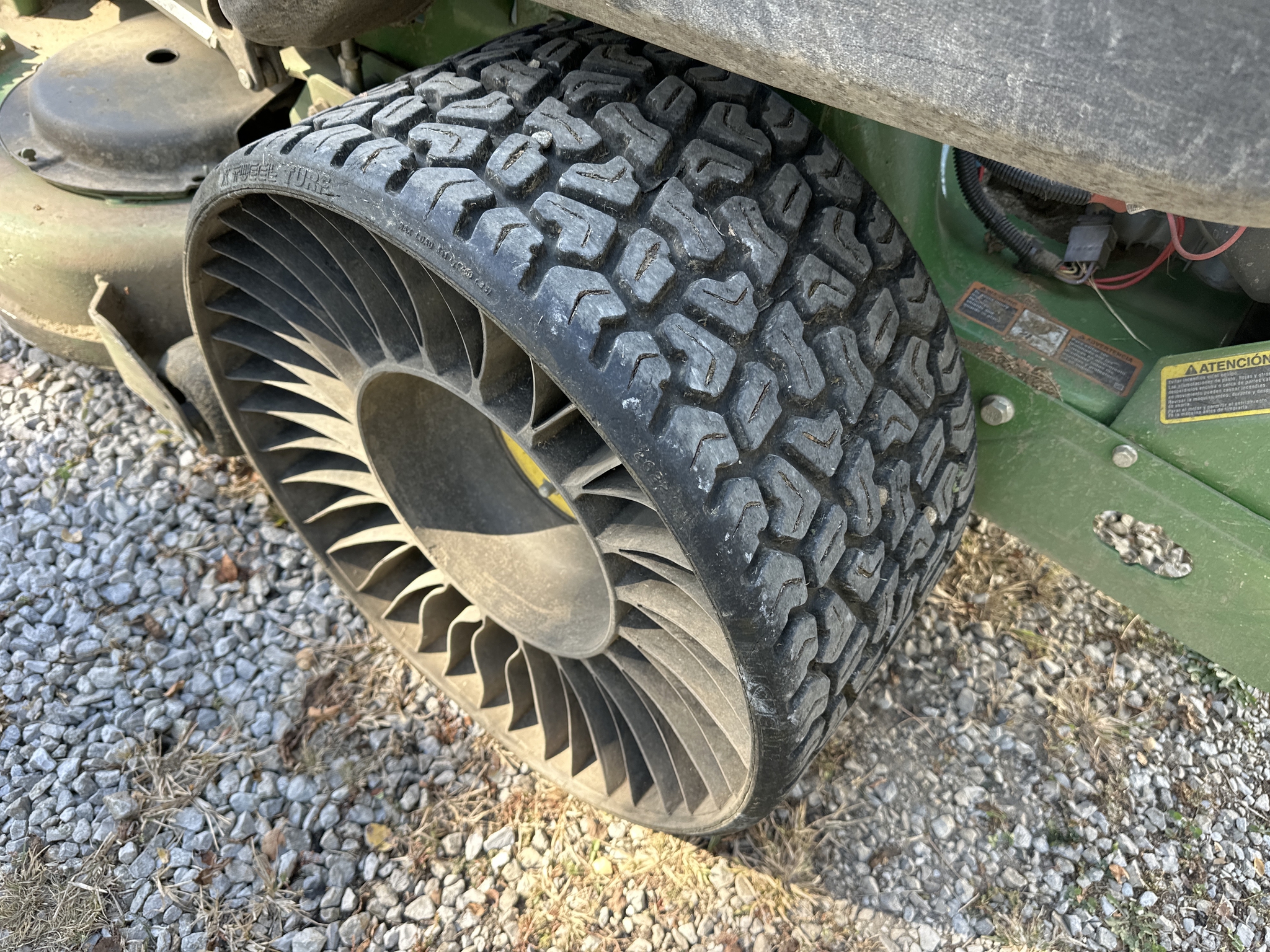 2022 John Deere Z930R Image 11