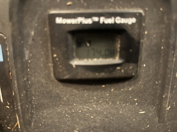 Used 2021 John Deere S240 Lawn & Garden Tractors at Koenig Equipment in Lebanon, OH - Photo7