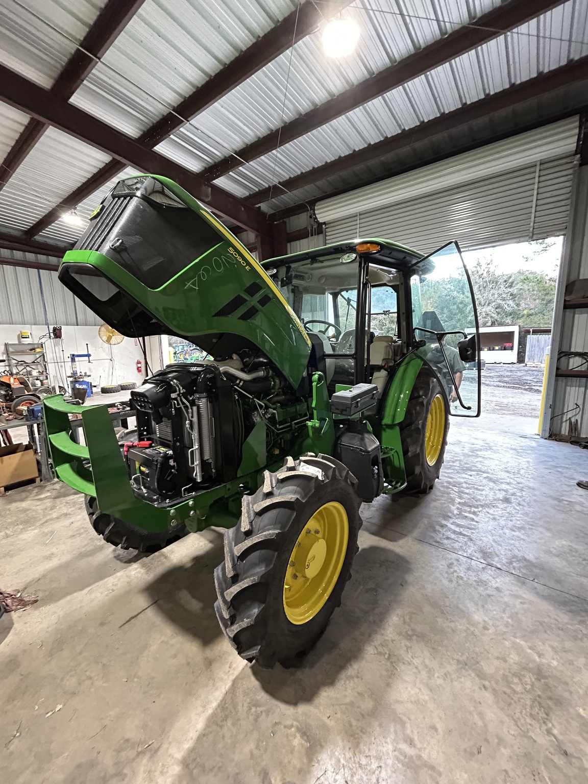 2025 John Deere 5090E Image 3