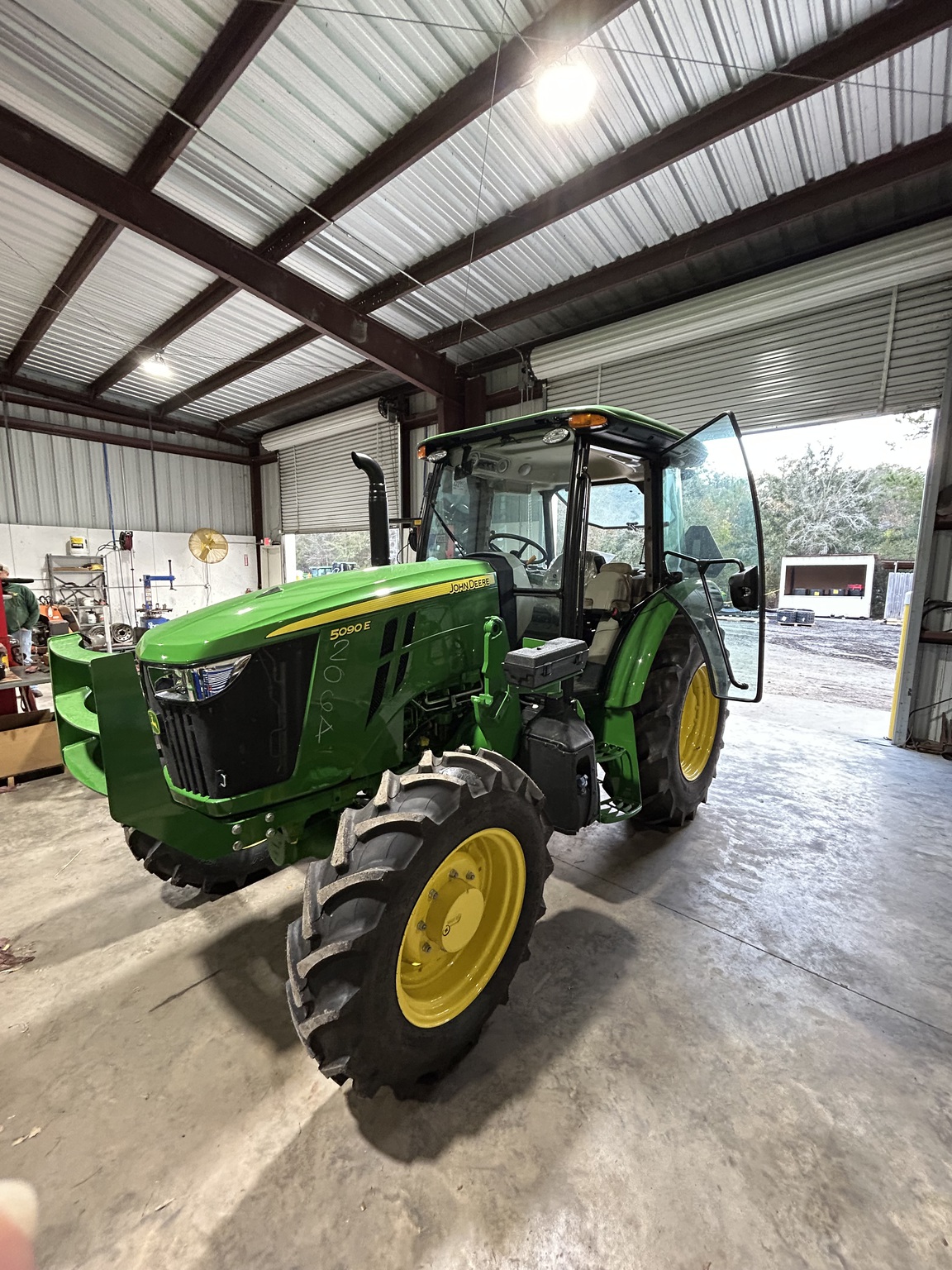 2025 John Deere 5090E Image 1