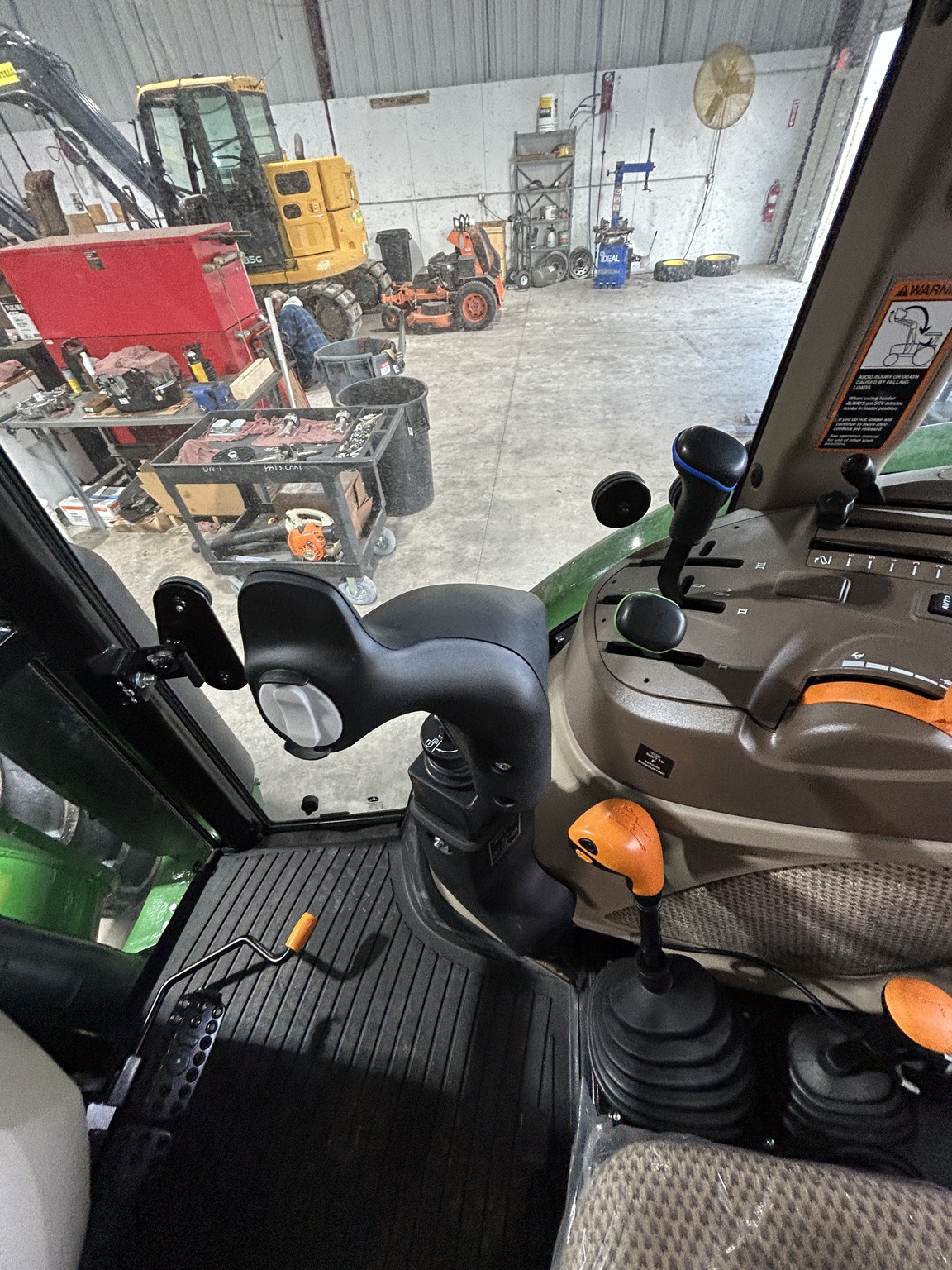 2025 John Deere 5090E Image 9