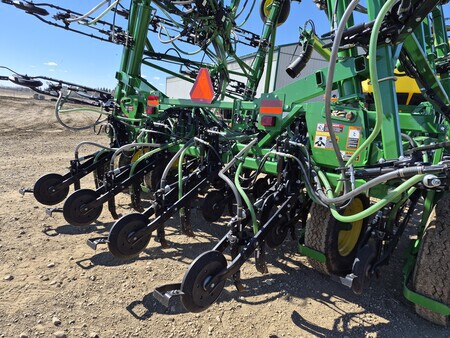 Used 2019 John Deere 1870 Air Drills and Seeders at Horizon Ag & Turf in St. Paul, AB - Photo9