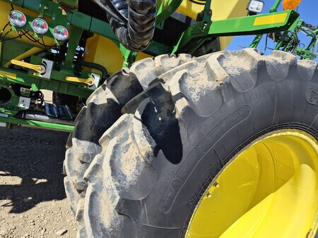 Used 2019 John Deere 1870 Air Drills and Seeders at Horizon Ag & Turf in St. Paul, AB - Photo14