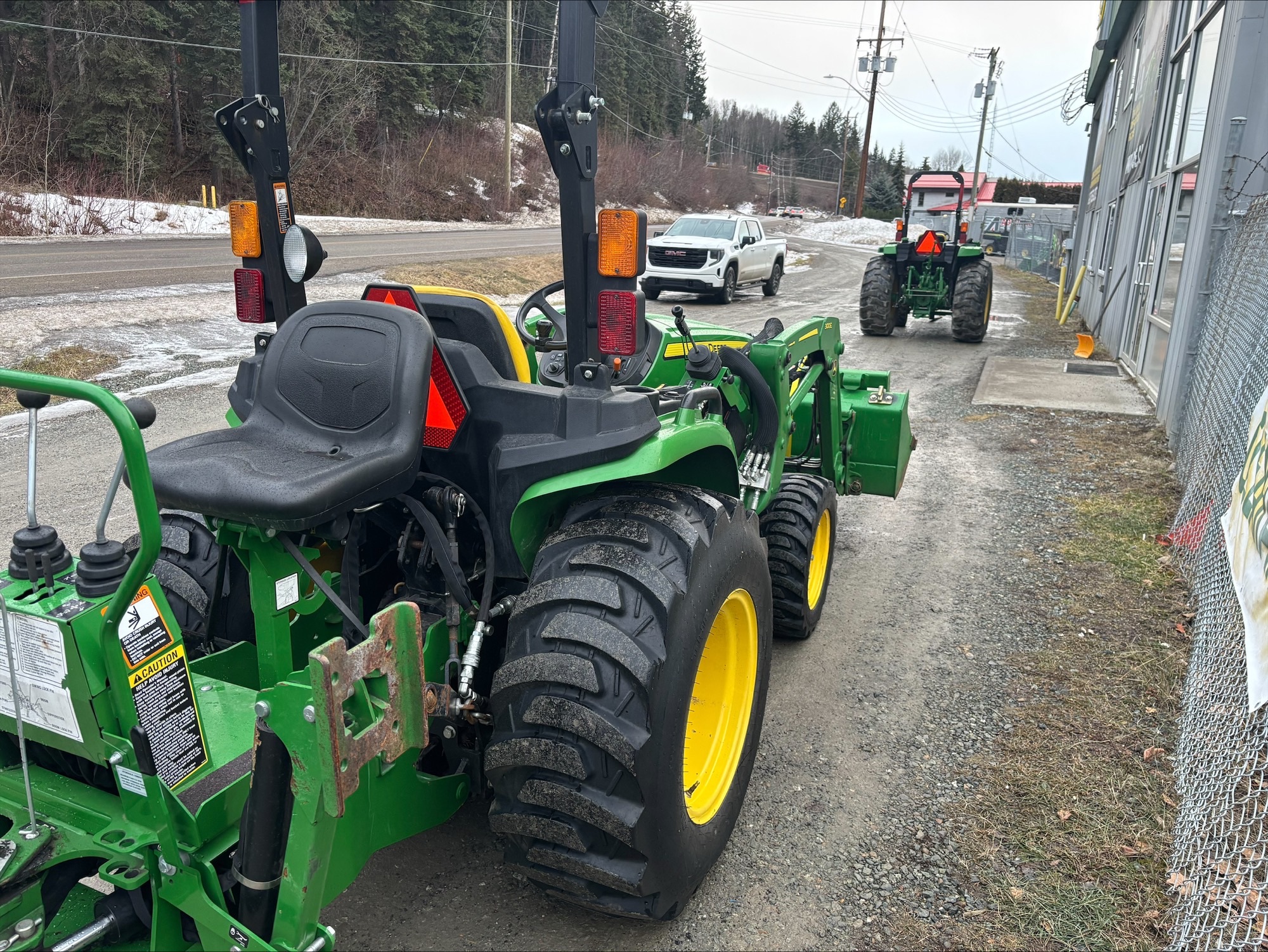 2021 John Deere 3025E Image 4