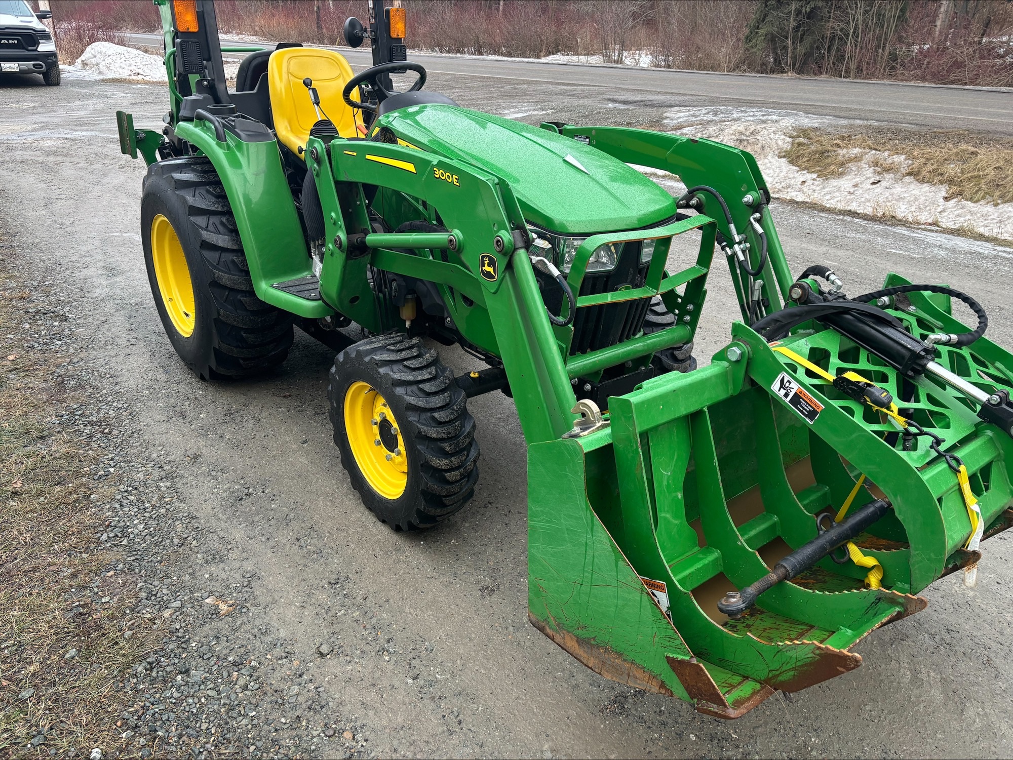 2021 John Deere 3025E Image 5