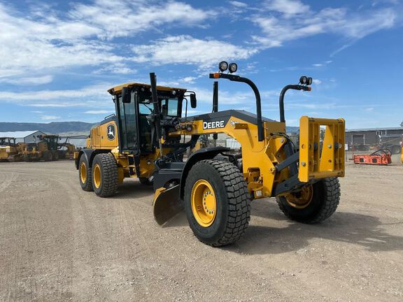 Photo of a 2023 John Deere 772G