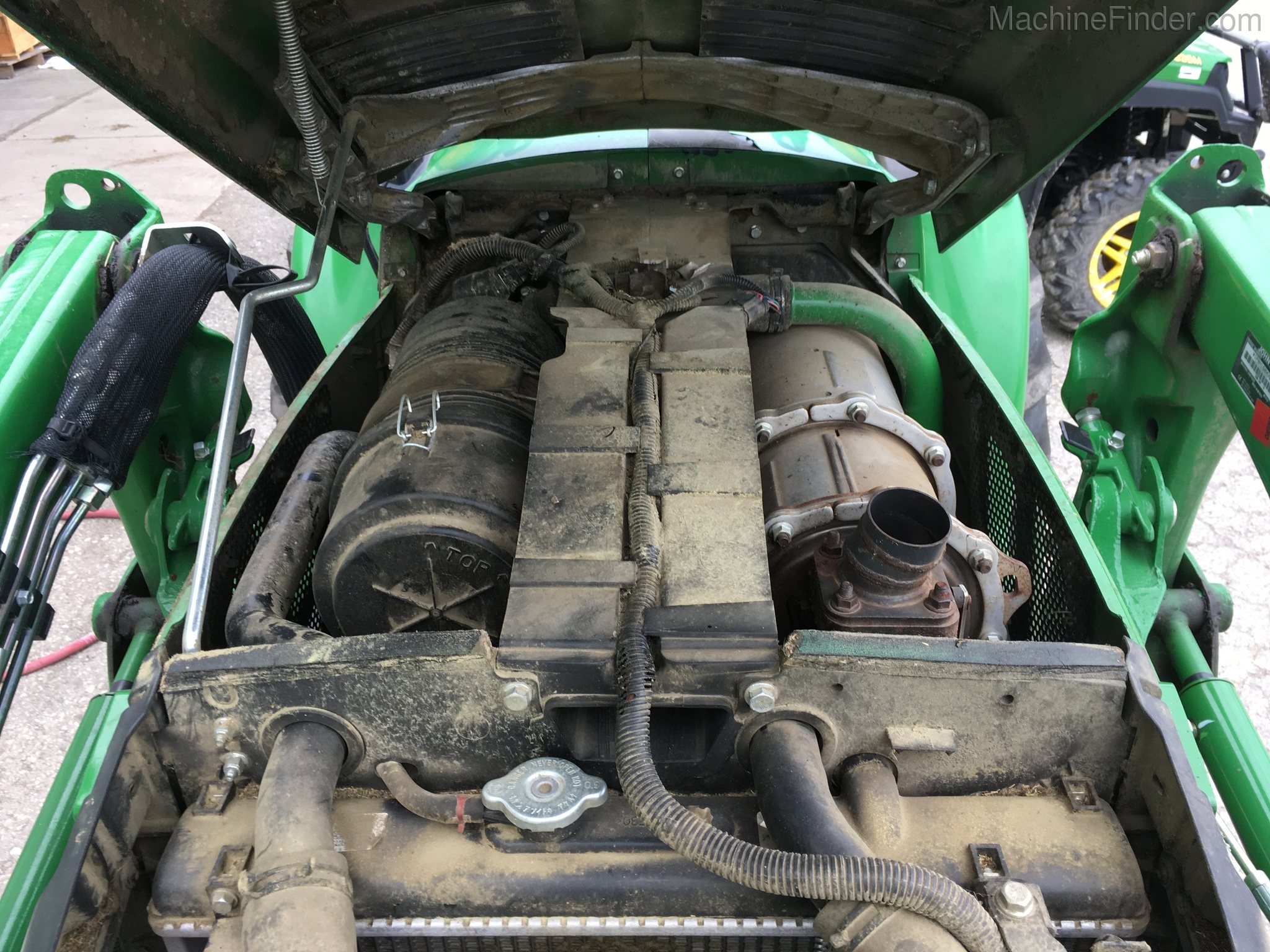 2015 John Deere 3046R Image 6