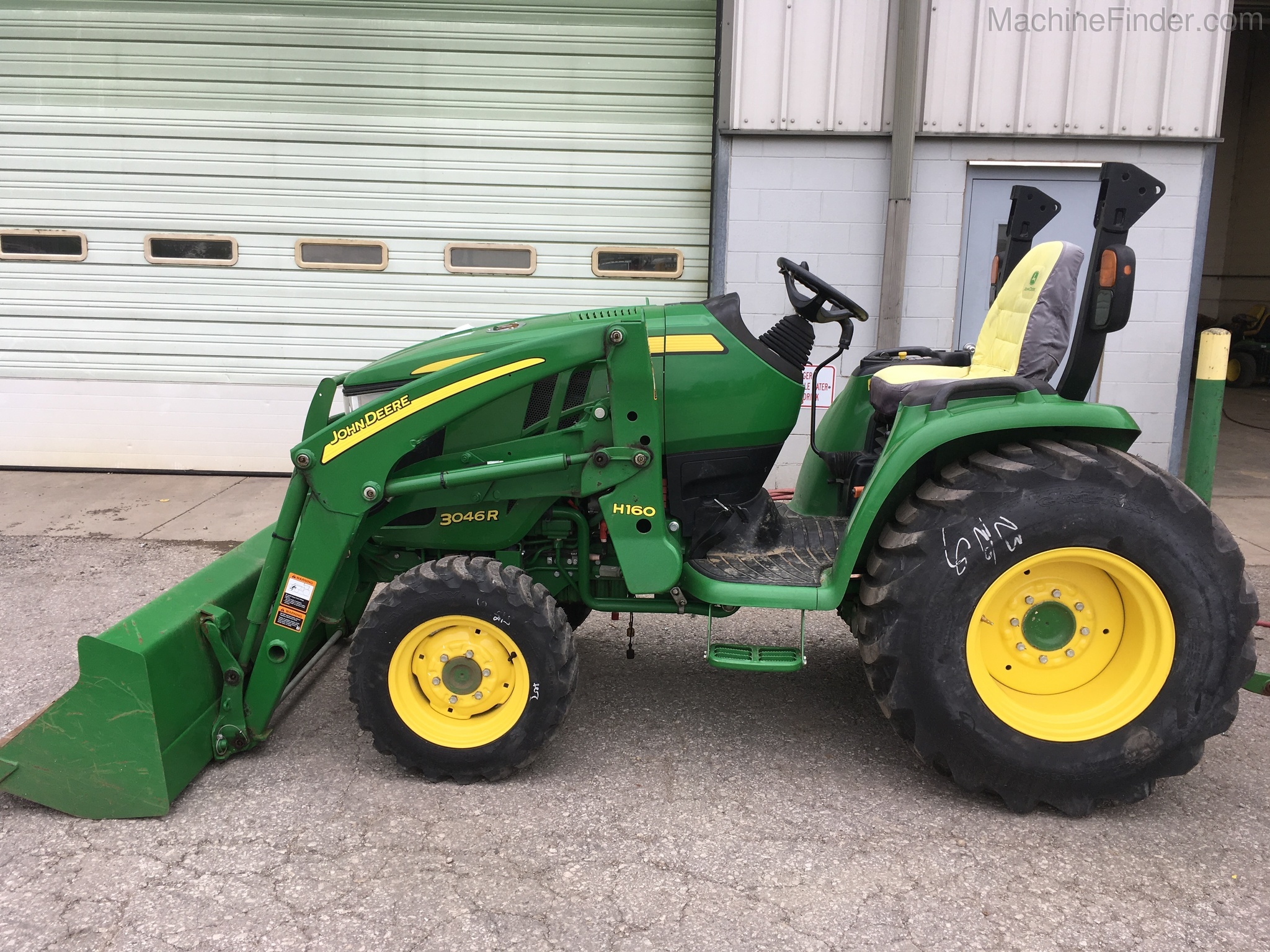 2015 John Deere 3046R Image 7