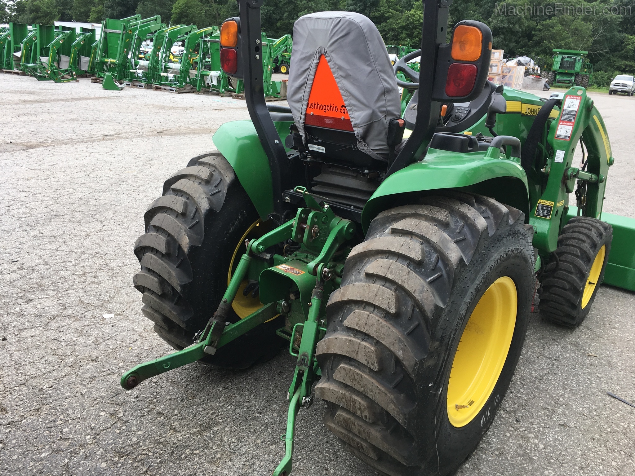 2015 John Deere 3046R Image 8