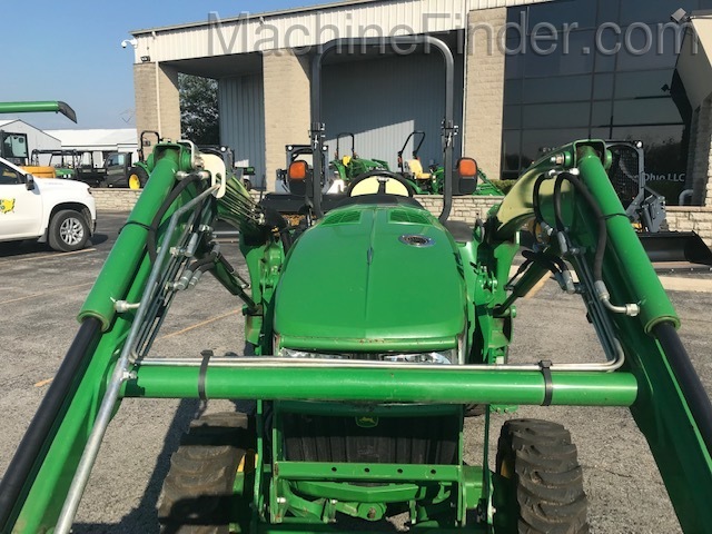 2015 John Deere 3046R Image 4