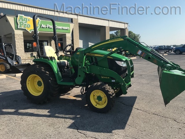 2015 John Deere 3046R Image 3