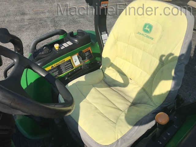 2015 John Deere 3046R Image 11