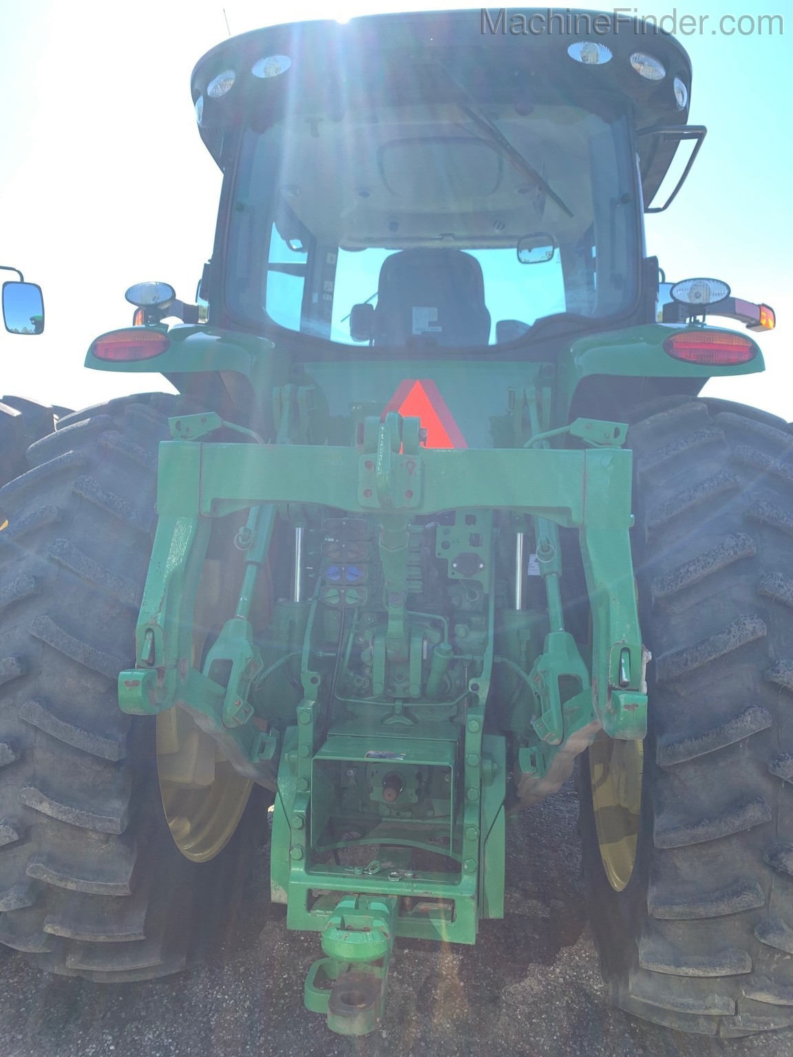 2019 John Deere 8245R Image 3