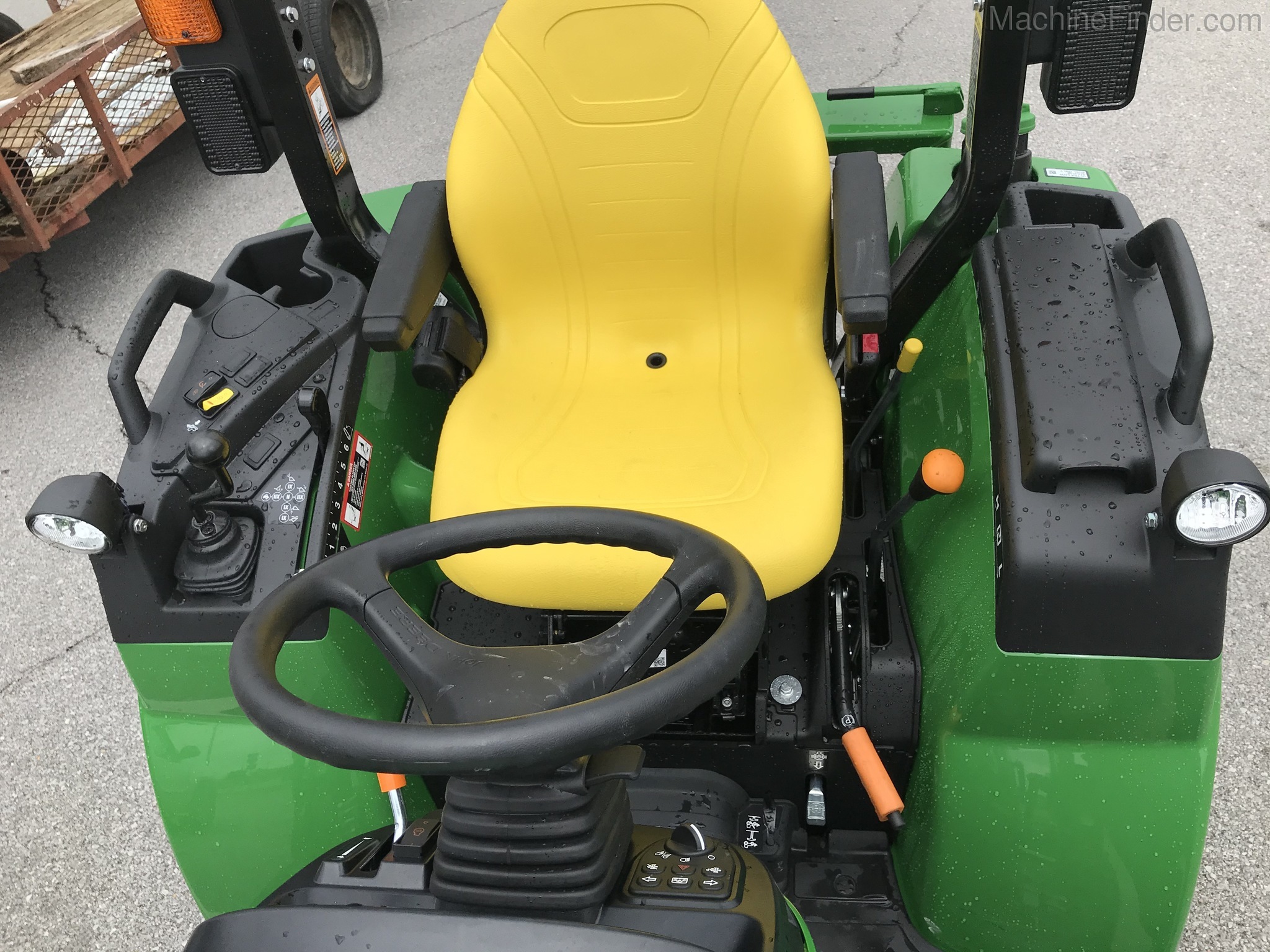 2020 John Deere 2032R Image 7