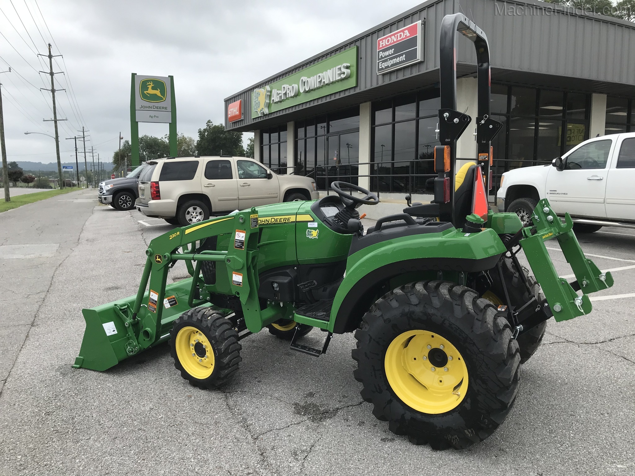 2020 John Deere 2032R Image 1