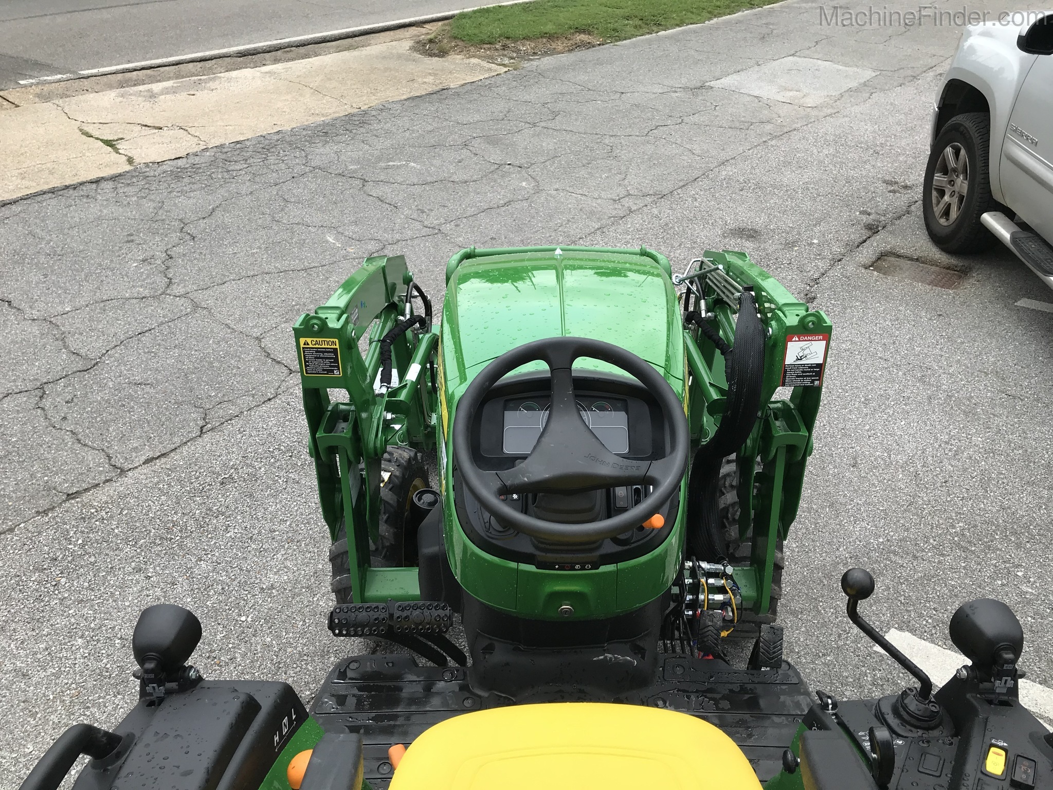 2020 John Deere 2032R Image 5