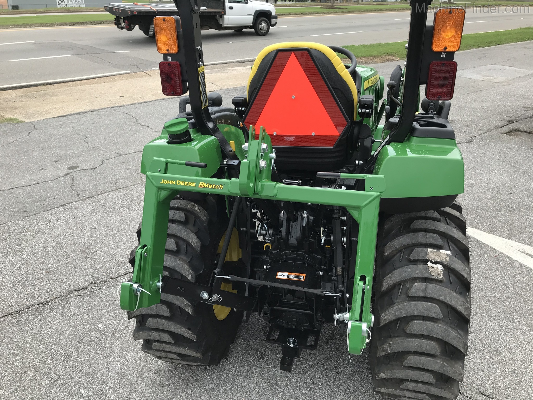 2020 John Deere 2032R Image 4