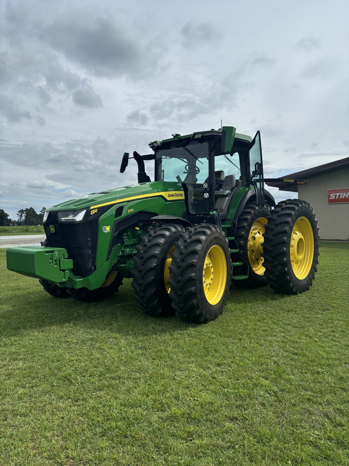 2023 John Deere 8R 370 Image 1