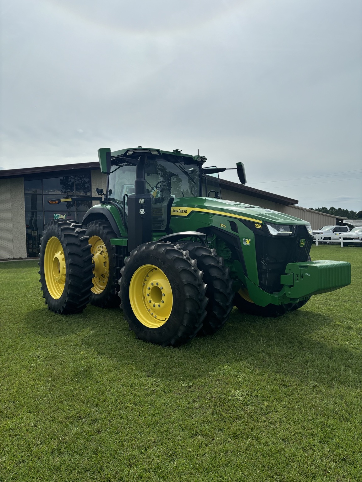 2023 John Deere 8R 370 Image 2