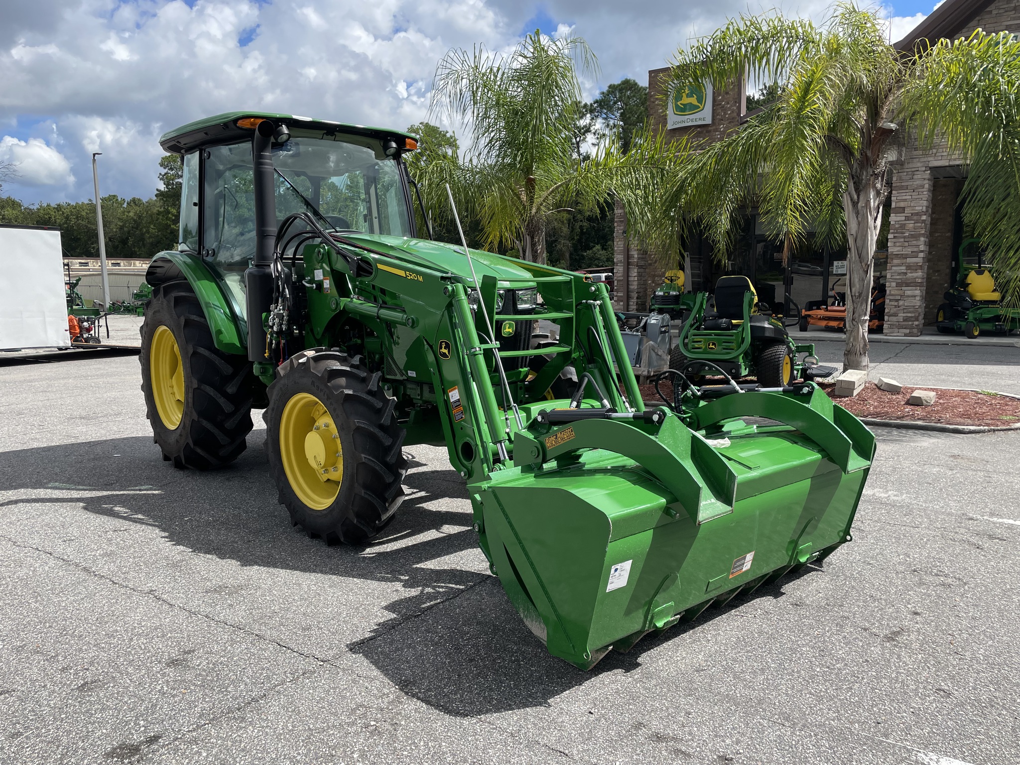 2025 John Deere 5100E Image 3