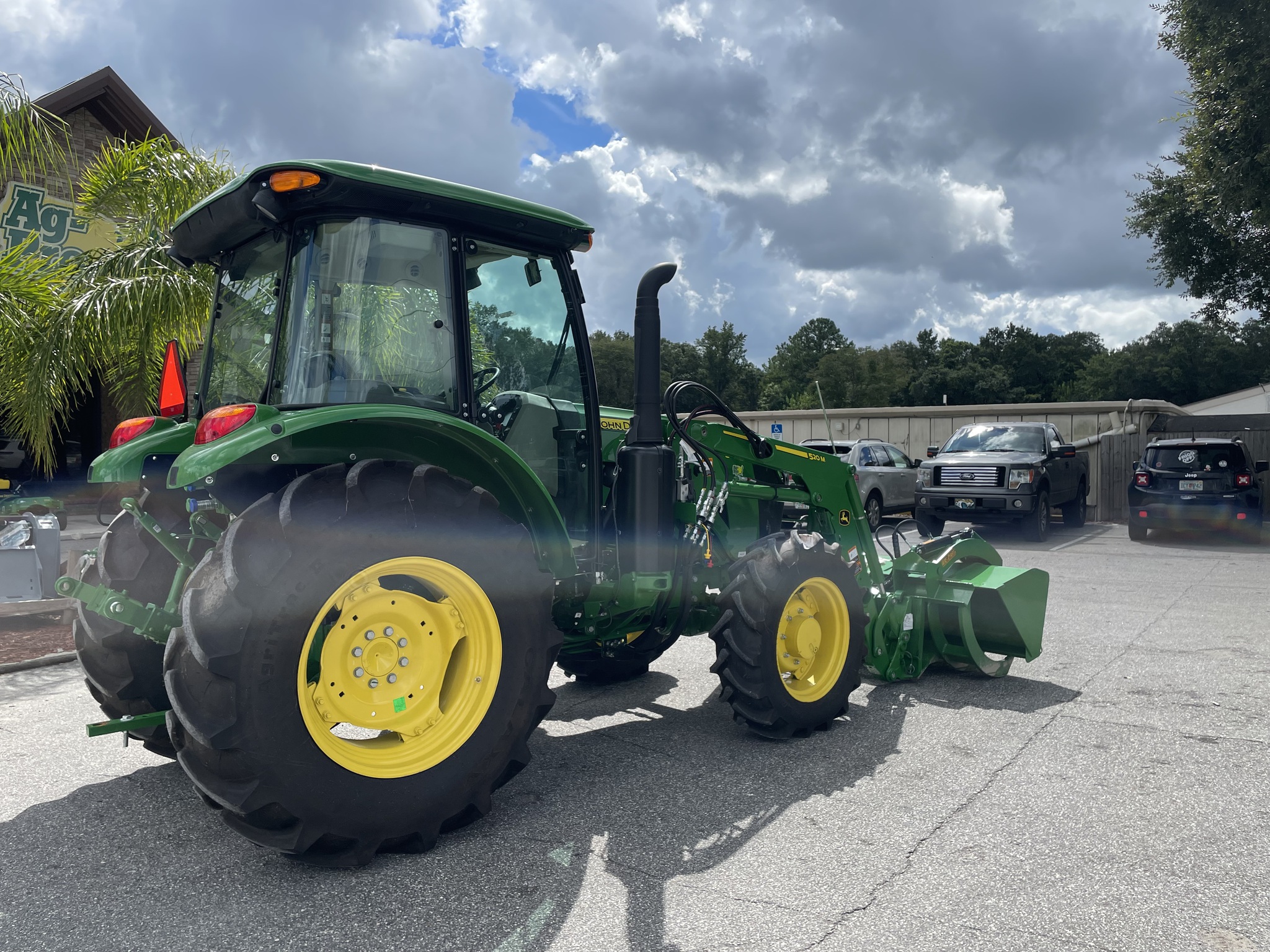2025 John Deere 5100E Image 5