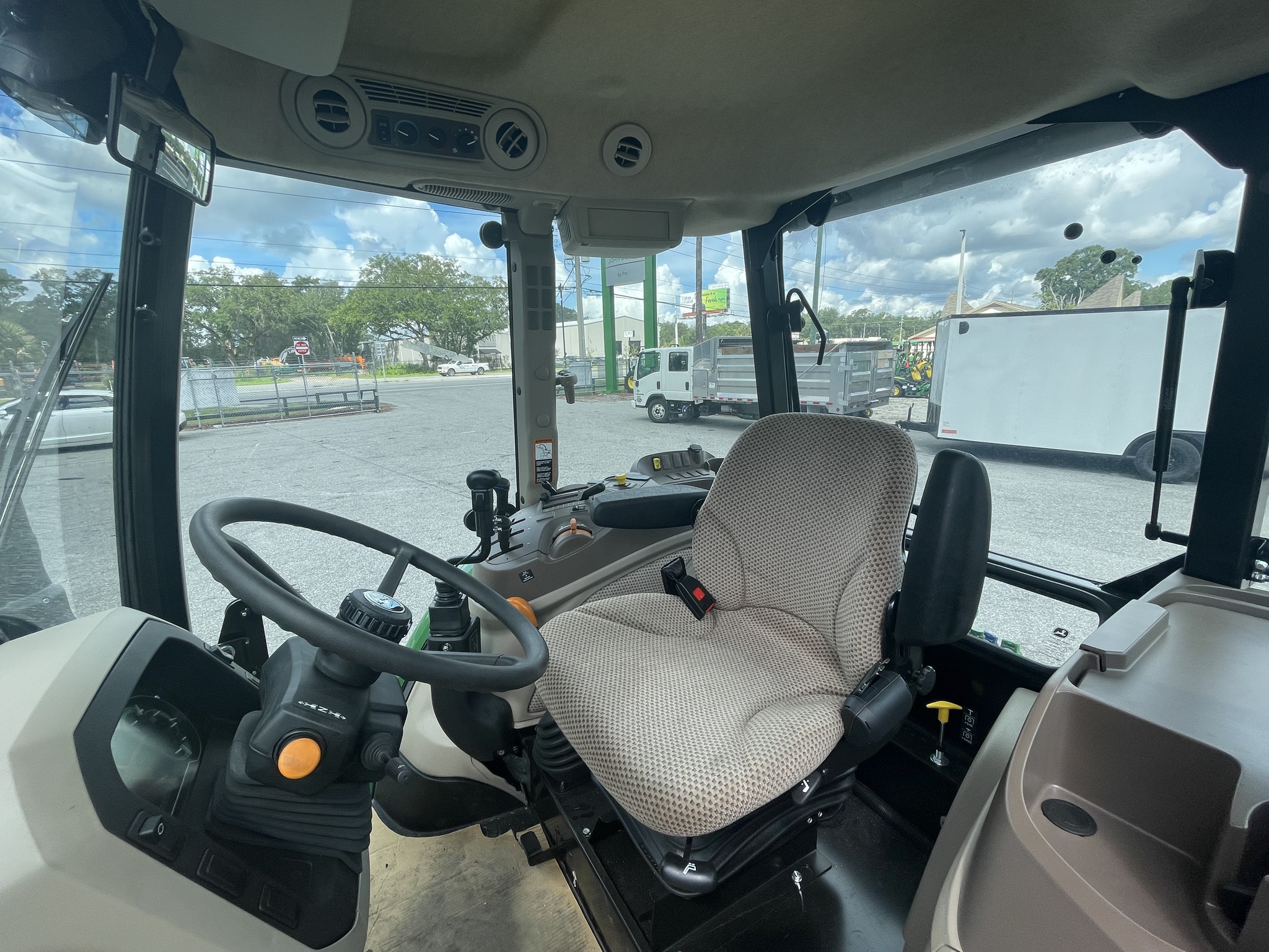2025 John Deere 5100E Image 12