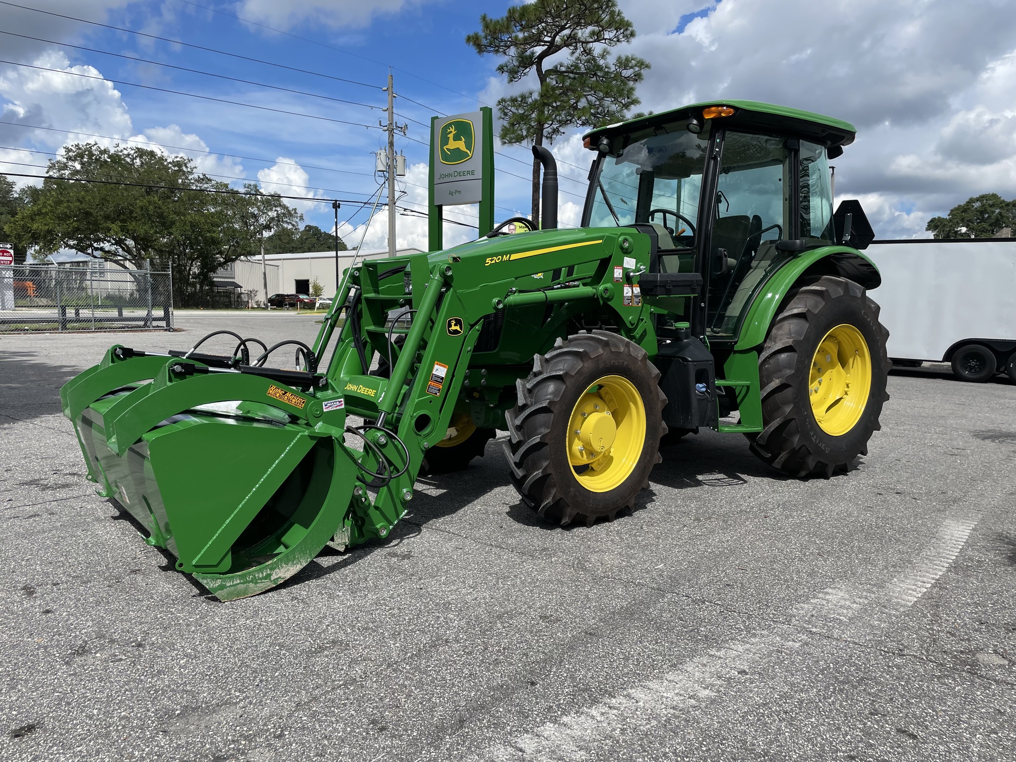 2025 John Deere 5100E Image 1