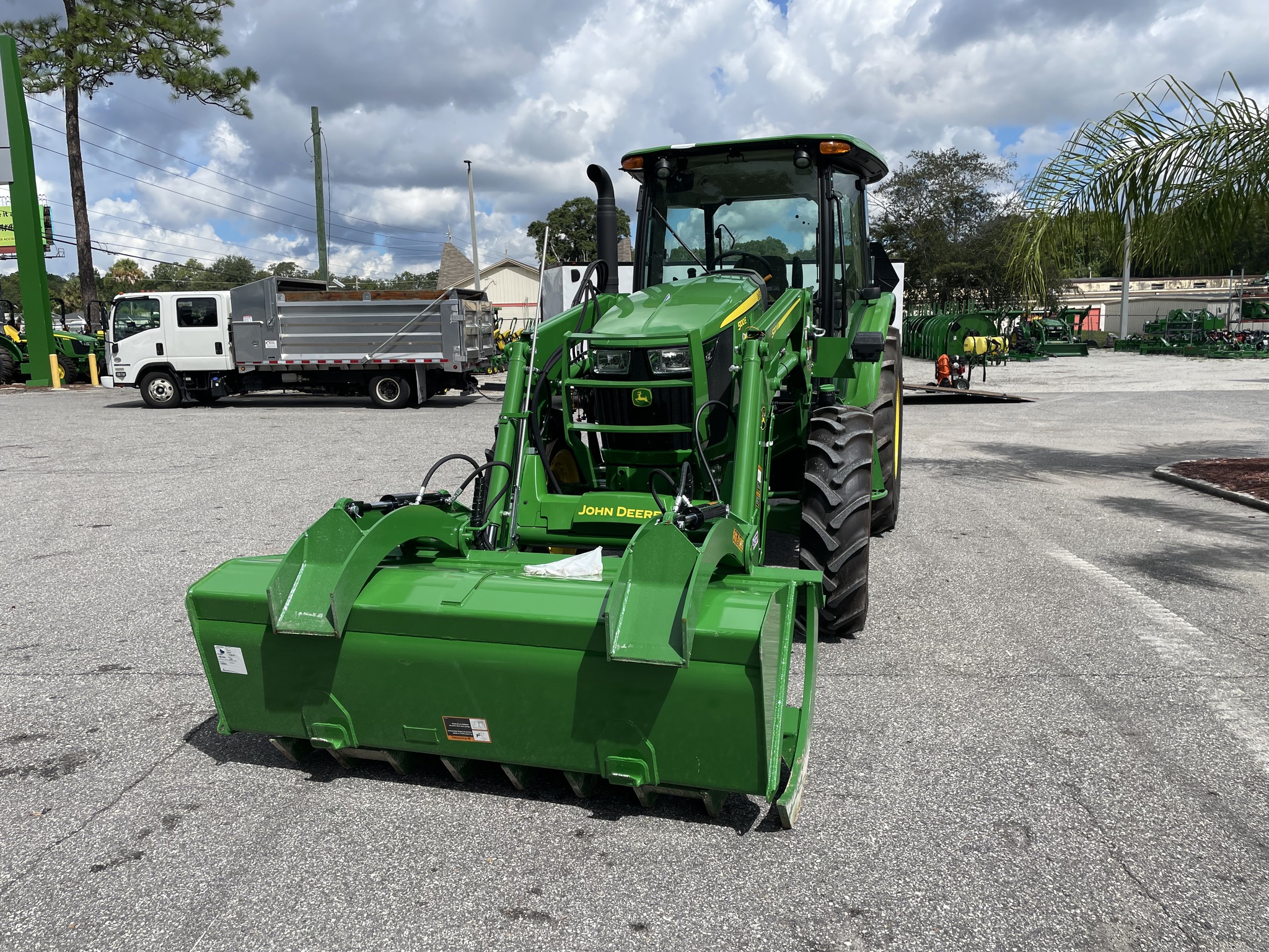 2025 John Deere 5100E Image 2