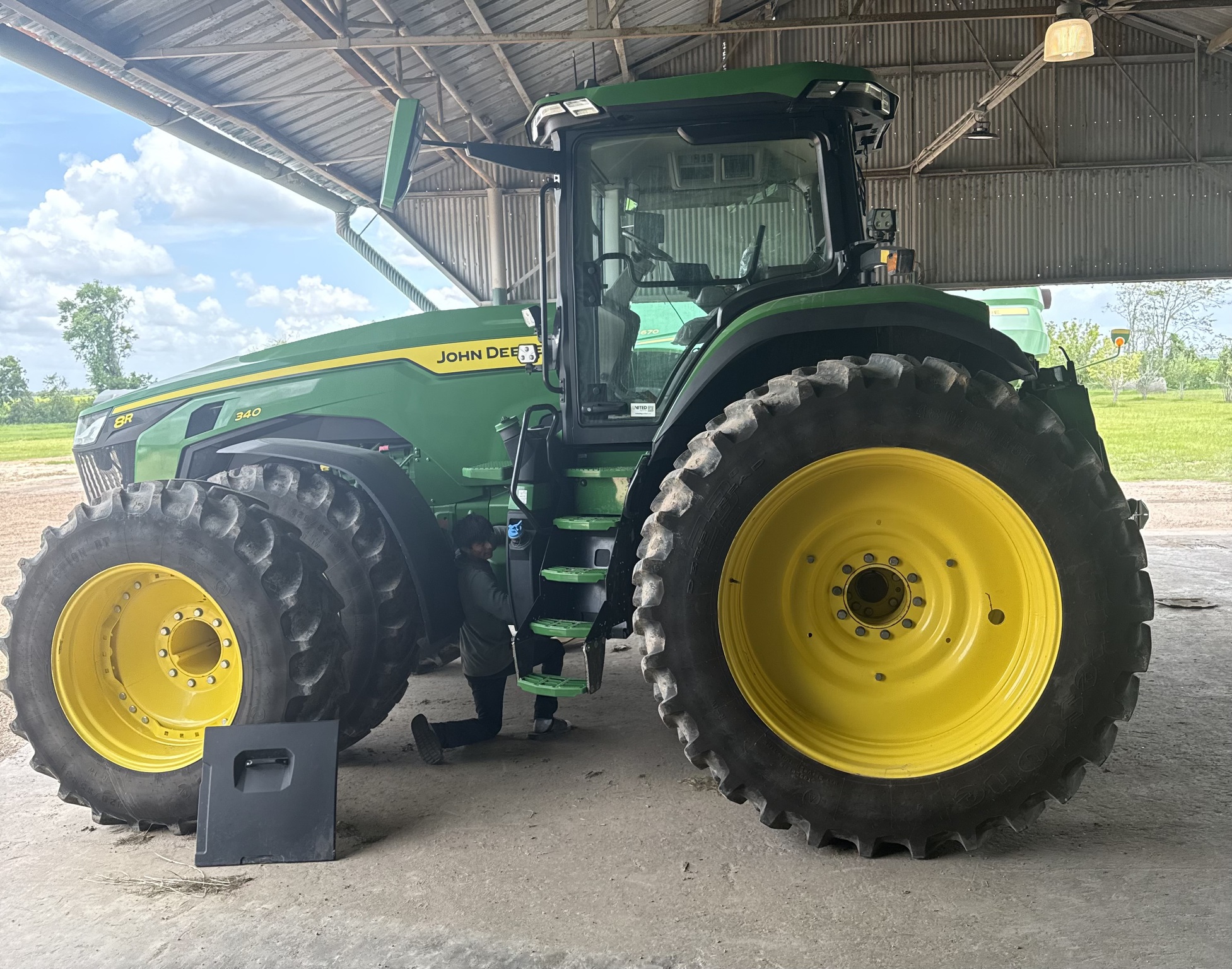 2024 John Deere 8R 340 Image 1