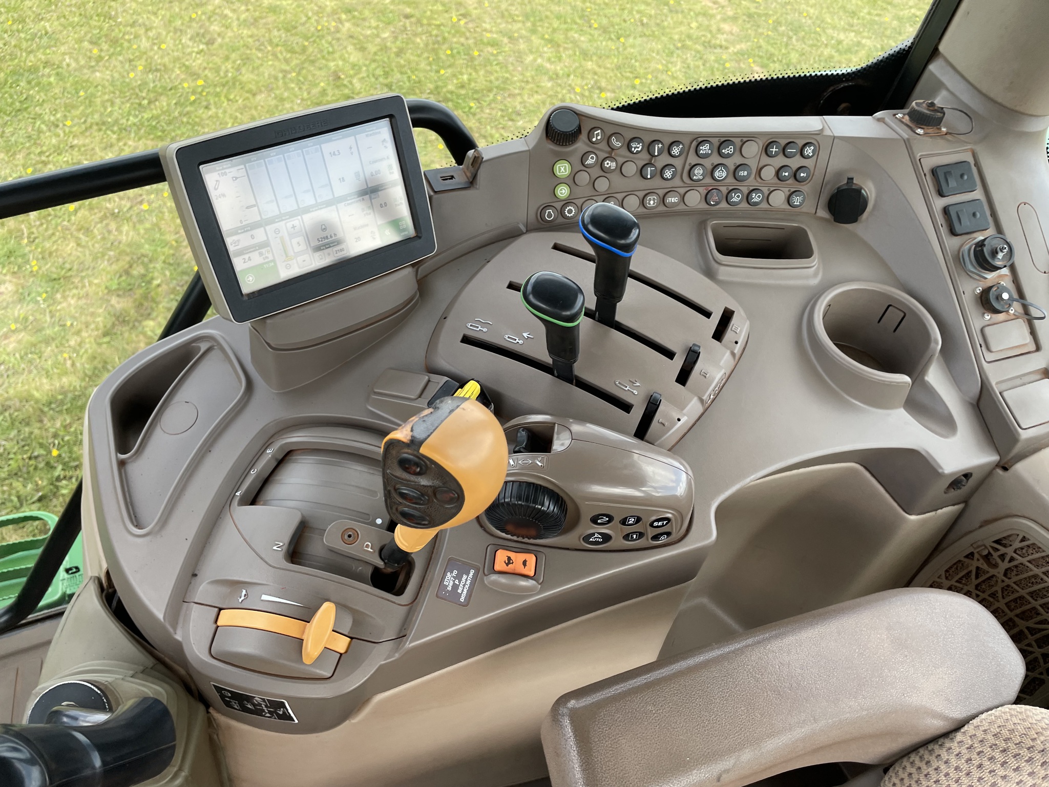 2016 John Deere 6120R Image 28