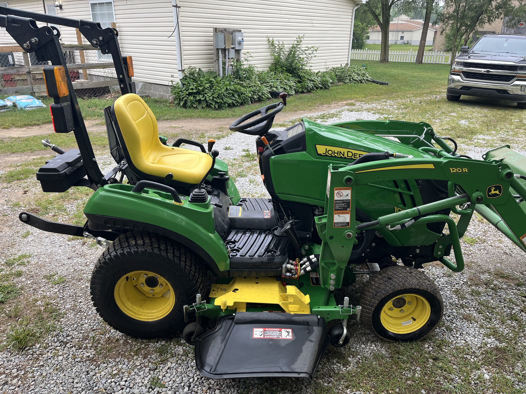 2022 John Deere 1023E Image 2