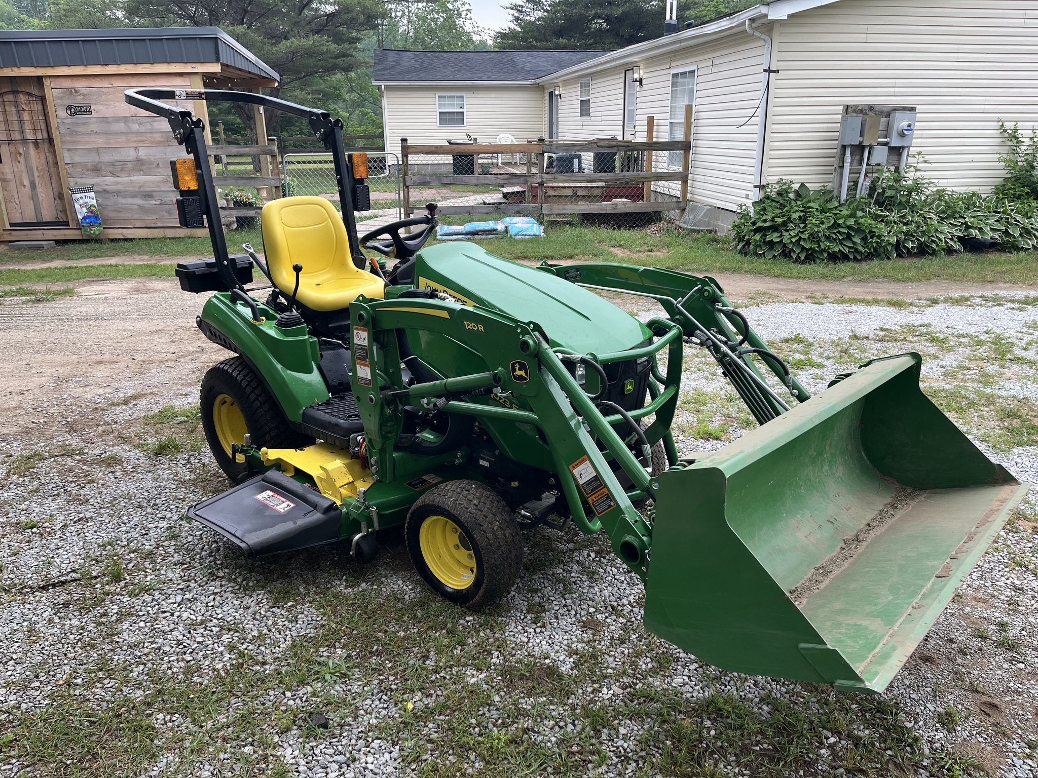 2022 John Deere 1023E Image 1