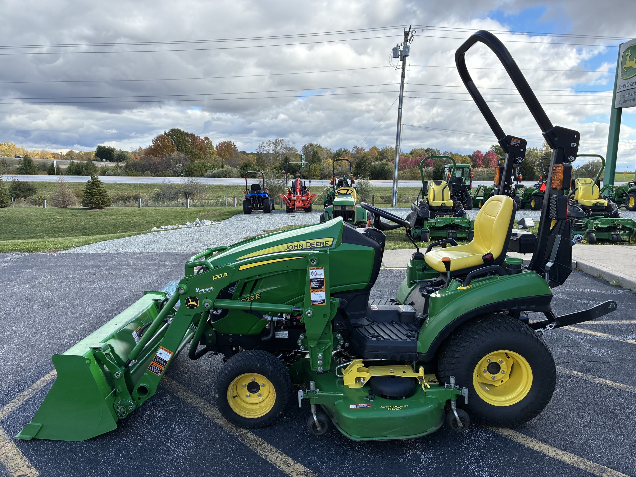 2022 John Deere 1023E Image 6